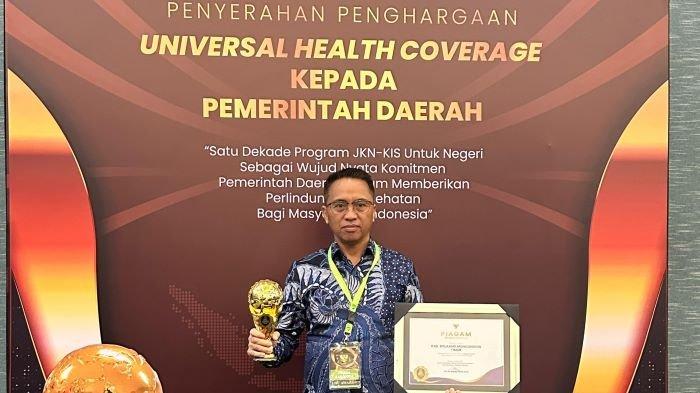 Bupati Bolaang Mongondow Timur (Boltim) Dr (C) Sam Sachrul Mamonto, S.Sos, M.Si, (SSM) menerima penghargaan Universal Health Coverage (UHC) dari BPJS Kesehatan di The Krakatau Grand Ballroom, Jl. Taman Mini Indonesia Indah Pintu 1, Cipayung, Kota Jakarta Timur, Kamis (08/08/2024).