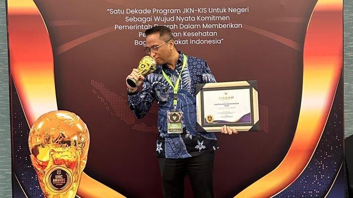 Bupati Bolaang Mongondow Timur (Boltim) Dr (C) Sam Sachrul Mamonto, S.Sos, M.Si, (SSM) menerima penghargaan Universal Health Coverage (UHC) dari BPJS Kesehatan di The Krakatau Grand Ballroom, Jl. Taman Mini Indonesia Indah Pintu 1, Cipayung, Kota Jakarta Timur, Kamis (08/08/2024).