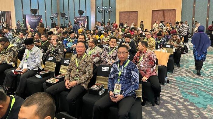 Bupati Bolaang Mongondow Timur (Boltim) Dr (C) Sam Sachrul Mamonto, S.Sos, M.Si, (SSM) menerima penghargaan Universal Health Coverage (UHC) dari BPJS Kesehatan di The Krakatau Grand Ballroom, Jl. Taman Mini Indonesia Indah Pintu 1, Cipayung, Kota Jakarta Timur, Kamis (08/08/2024).
