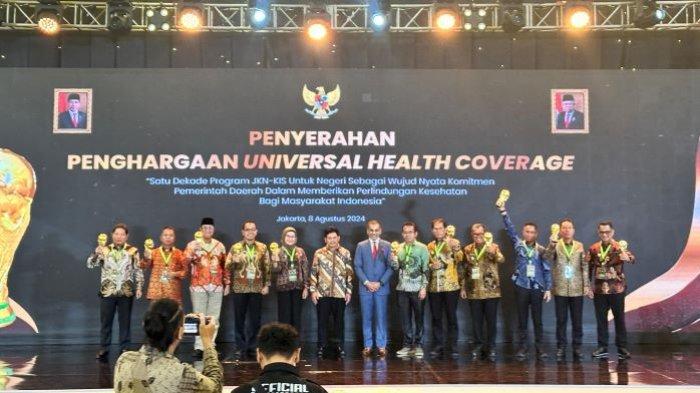 Bupati Bolaang Mongondow Timur (Boltim) Dr (C) Sam Sachrul Mamonto, S.Sos, M.Si, (SSM) menerima penghargaan Universal Health Coverage (UHC) dari BPJS Kesehatan di The Krakatau Grand Ballroom, Jl. Taman Mini Indonesia Indah Pintu 1, Cipayung, Kota Jakarta Timur, Kamis (08/08/2024).