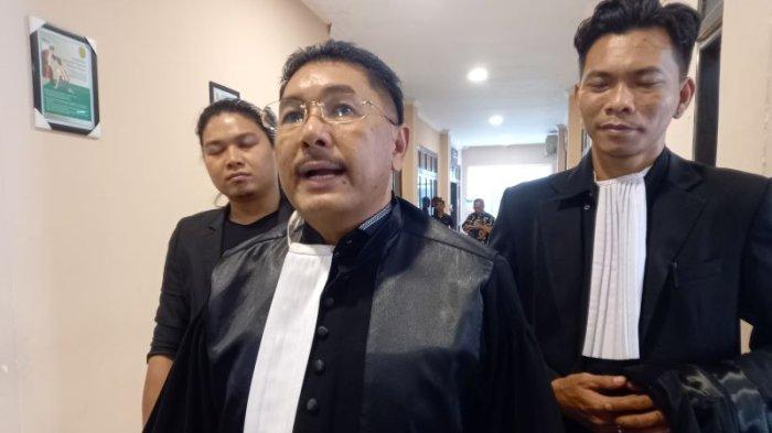 Santrawan Paparang (tengah), bersama tim kuasa hukum delapan terdakwa yang sudah ditetapkan tersangka oleh Polres Minut saat sidang perdana di Pengadilan Negeri Airmadidi, Senin (13/5/2024).