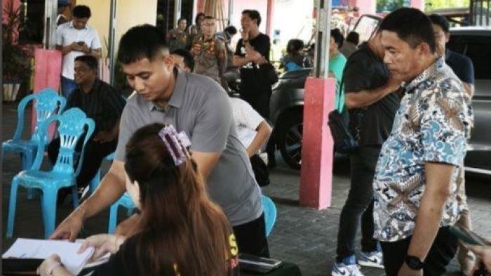 SIDANG: Sat Res Narkoba Polresta Manado Gelar Sidang Tipiring Miras Tak Berizin di Kantor Kecamatan Mapanget, Manado, Sulawesi Utara, Sabtu 3 Mei 2025.