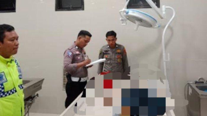 Satu keluarga di Kota Kendari, Provinsi Sulawesi Tenggara atau Sultra dilarikan ke RS Bhayangkara Kendari usai tertabrak sebuah mobil box.