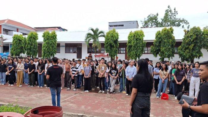 MPLS - Siswa baru mengikuti kegiatan pra-Masa Pengenalan Lingkungan Sekolah (MPLS) di SMAN 9 Manado, Sulawesi Utara, Jumat (11/7/2025). Sebanyak 663 siswa mengikuti kegiatan ini.