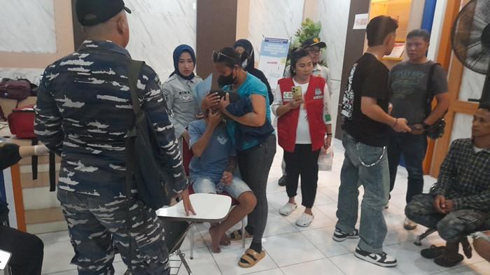 KORBAN KM BARCELONA: Sejumlah penumpang KM Barcelona yang terbakar dijadwalkan menjalani pemeriksaan kesehatan, Selasa 22 Juli 2025. Salah satunya Abdur Rahman Agu yang akan jalan pemeriksaan kesehatan hari ini.