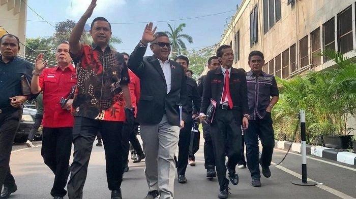 Sekjen PDIP Hasto Kristiyanto Tiba di Polda Metro Jaya. Bakal Diperiksa Atas Dugaan Kasus Hoaks.