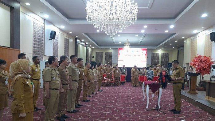 Gubernur Sulawesi Utara, Olly Dondokambey, sejumlah pejabat administrator dan pengawas di ruang CJ Rantung Kantor Gubernur Sulut, Selasa (26/9/2023).