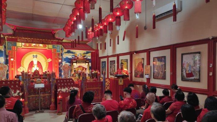 Sembayang Yuan Dan umat Khonghucu Manado menyambut Imlek 2575 Kongzili di Klenteng Kongzi Miao Manado, Jumat (8/2/2024) malam.