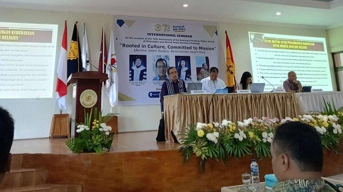 Pembicara dari kiri: Dr Yohanes Haryatmoko SJ dari Universitas Sanata Dharma Yogyakarta serta Dr Rico Casta Jacoba Ph.D dan Dr Jeraime N Molino Ph.D dari Saint Louis University Filipina bersama moderator Dr Ignatius Welerubun dari STFSP.
Mereka juga mengundang . Romo Haryatmoko merupakan dosen di Universitas Katolik Sanata Darma.
