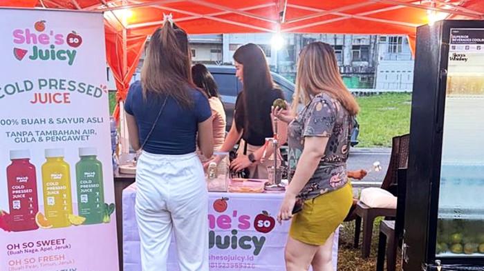 UMKM - Potret Erika Sisilia Wenas, owner She's So Juicy saat menjual produknya di Kota Bitung, Sulawesi Utara.