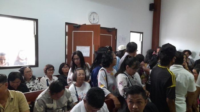 SIDANG - Tersangka kasus dugaan penyimpangan kasus dana hibah GMIM oleh kubu Asiano Gemmy Kawatu (AGK) terhadap Polda Sulut di ruang sidang Pengadilan Negeri Manado, Senin (2/6/2025). Banjir pengunjung.