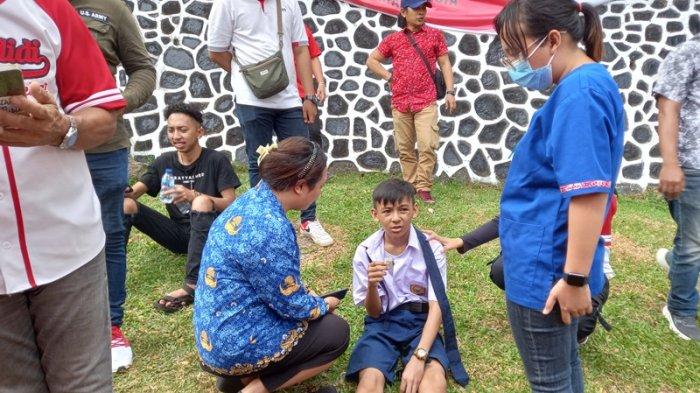 Siswa SMP Negeri 1 Kalawat, Timothy Kansil, saat perawatan karena hampir pingsan di Upacara HUT ke-78 RI di Minut, Sulawesi Utara, Kamis (17/8/2023).