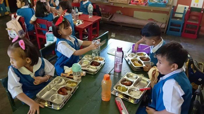 Siswa TK Katolik St Bernadette Manado, Saat Menerima Makan Bergizi Gratis, Selasa (7/1/2025).