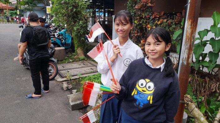 Siswa mulai memadati area sekitar Bandara Sam Ratulangi, Manado, Sulawesi Utara, menjelang kedatangan Presiden RI, Prabowo Subianto, Minggu (29/12/2024).