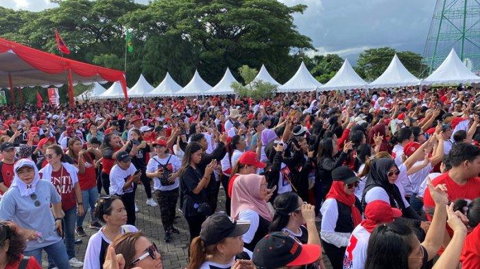 Siti Atikoh istri Capres Ganjar Pranowo Ikut Senam di Kawasan Megamas Manado