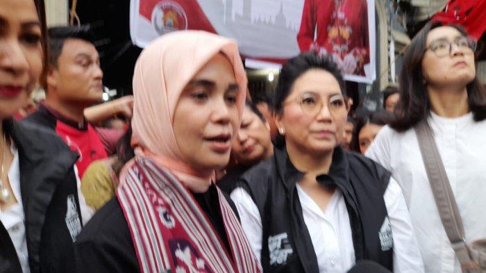 Siti Atikoh, istri Capres Ganjar Pranowo berkunjung ke jalan Roda Manado, Provinsi Sulut, Selasa (16/1/2024).