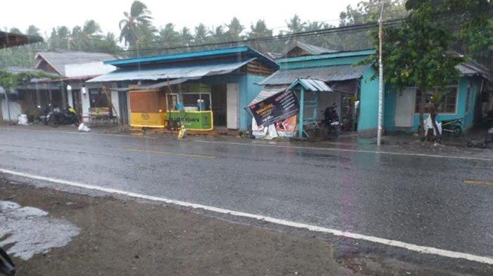 GEMPA BOLTIM - Suasana kecamatan Tutuyan, Ibu Kota Kabupaten Boltim, Sulawesi Utara (Sulut), pasca gempa, Kamis 27 Februari 2025. Situasi di Tutuyan Pascagempa Berulangkali Guncang Wilayah Boltim.