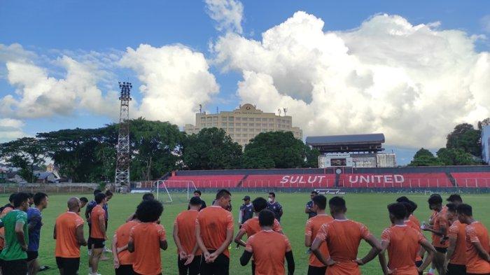 Skuad Sulut United dalam latihan di Stadion Klabat Manado, Rabu (10/1/2024).