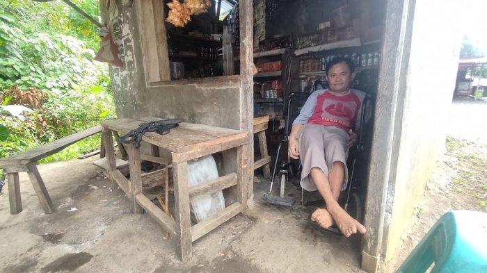 BANTUAN SOSIAL - Difabel asal Kelurahan Akesimbeka, Kecamatan Siau Timur, Kepulauan Sitaro, Sulawesi Utara, bernama Sofian Kasiuhe. Ia mendapat bantuan dari WAkil Ketua DPRD Sitaro, Alfrets Ronald Takarendehang.