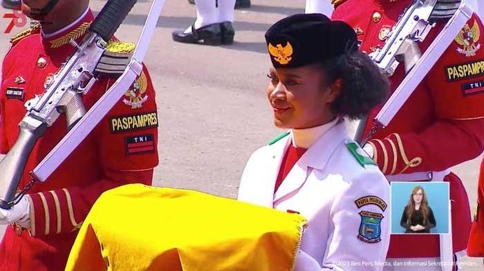Sosok Lilly Wenda, pembawa baki bendera di Istana Negara.