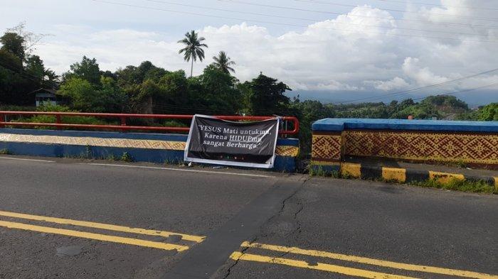 PESAN: Spanduk penyemangat hidup terpasang di Jembatan Interchange Manado Sulawesi Utara, Senin (10/2/2025). Spanduk terpasang di dua titik.