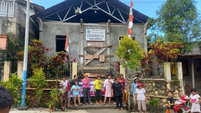 Stella Sumampow dan sejumlah ibu-ibu menutup Kantor Hukum Tua Desa Sampiri, Airmadidi, Minahasa Utara, Sulawesi Utara, dengan kayu, bambu, serta pecahan botol kaca, Senin (27/5/2024).