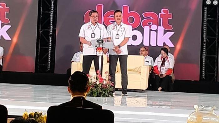 Paslon nomor urut 3 Steven Kandouw dan Denny Tuejeh memaparkan visi misi dalam Debat Publik tahap pertama di Sutanraja Hotel Kotamobagu, Rabu (9/10/2024).