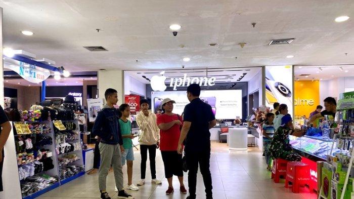 Store Iphone yang berada pada ITC Manado Sulawesi Utara, Senin (2/10/2023).