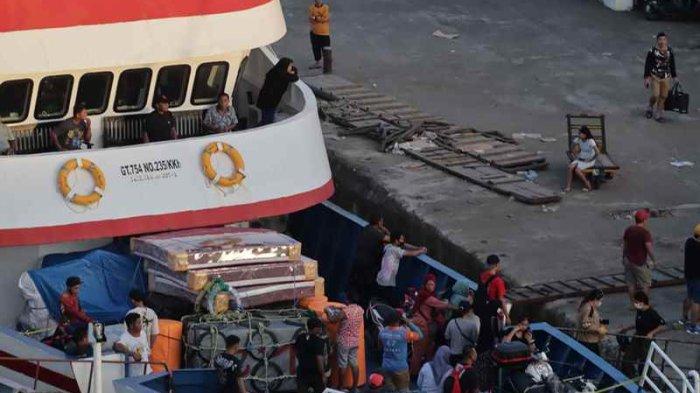 Suasana H-7 Menjelang Hari Raya Natal di Pelabuhan Manado Sulawesi Utara pada Senin (18/12/2023). (tribunmanado.co.id/Wendia Putra Paputungan)