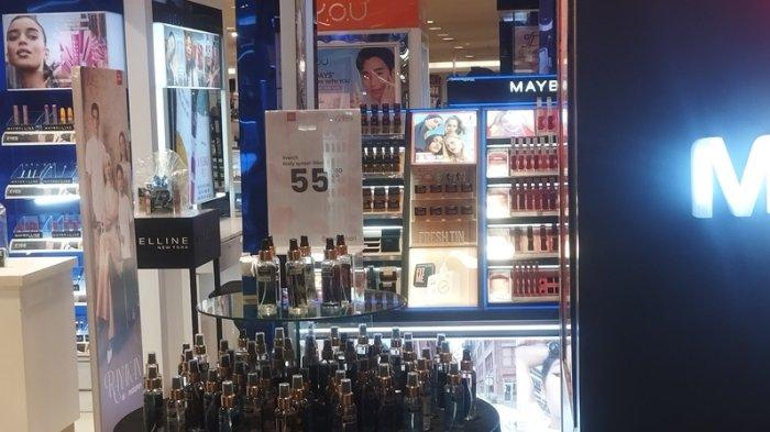 RAMAI - Suasana Mega Mall Kota Manado Malam Ini, ramai dikunjungi warga, Sabtu (22/2/2025).