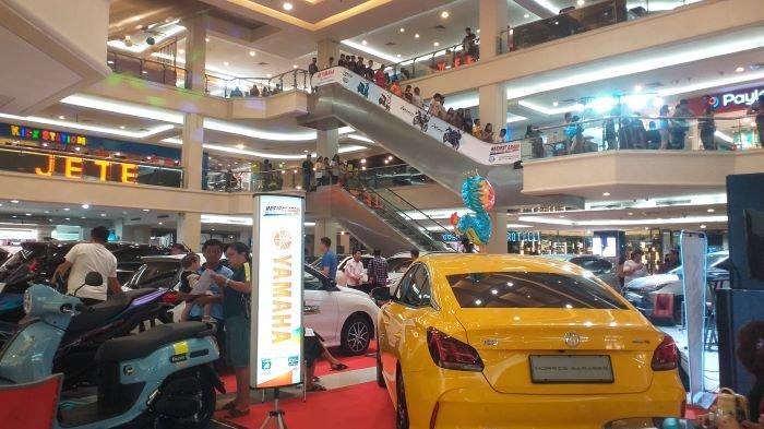 Suasana Mega Mall, Manado, Sulawesi Utara.