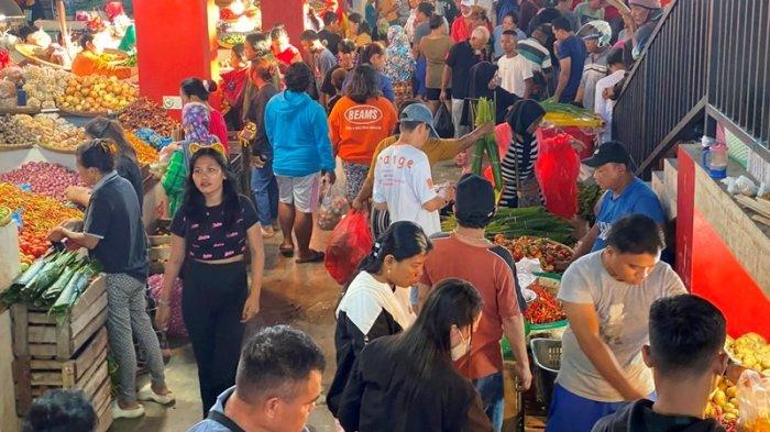 Suasana Menjelang Natal di Pasar Bersehati Manado Sulawesi Utara pada Sabtu (23/12/2023). (tribunmanado.co.id/Wendia Putra Paputungan)