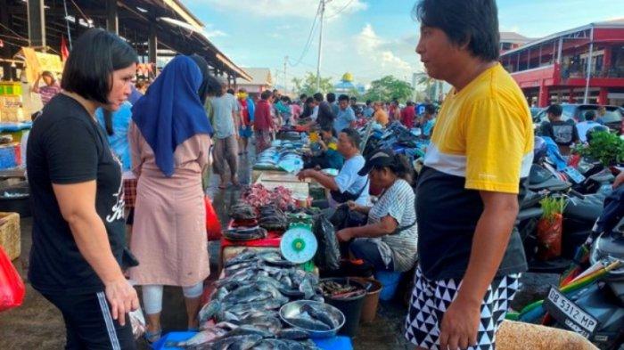Suasana Menjelang Natal di Pasar Bersehati Manado Sulawesi Utara pada Sabtu (23/12/2023). (tribunmanado.co.id/Wendia Putra Paputungan)