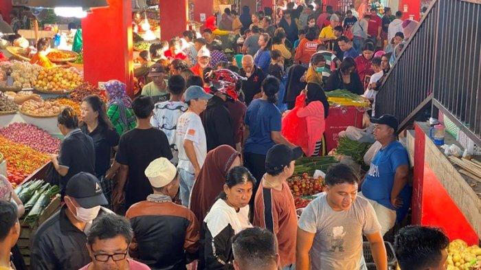 Suasana Menjelang Natal di Pasar Bersehati Manado Sulawesi Utara pada Sabtu (23/12/2023). (tribunmanado.co.id/Wendia Putra Paputungan)