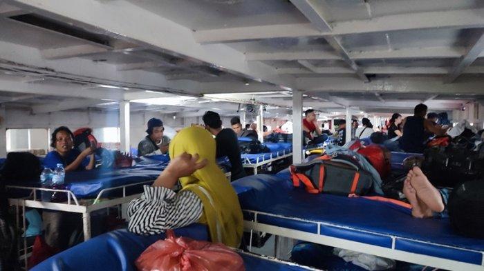 Suasana Pelabuhan Manado Sulawesi Utara Sebelum Keberangkatan  KM Geovani ke Ternate
