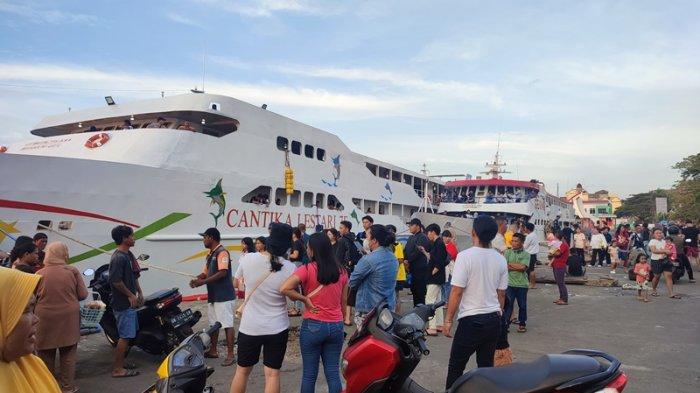 Suasana Pelabuhan Manado Sulawesi Utara Sebelum Keberangkatan KM Geovani ke Ternate