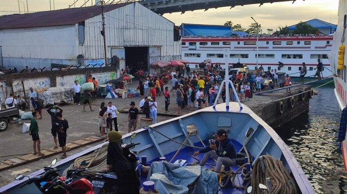 Suasana Pelabuhan Manado Sulawesi Utara Sebelum Keberangkatan KM Geovani ke Ternate