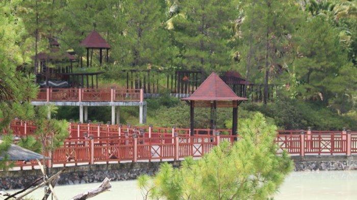 Suasana Tempat Wisata Hutan Pinus dan Pemandian Air Panas di Tomohon Sulawesi Utara,Senin (6/11/2023).