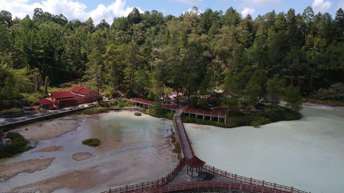 Suasana Tempat Wisata Hutan Pinus dan Pemandian Air Panas di Tomohon Sulawesi Utara,Senin (6/11/2023).