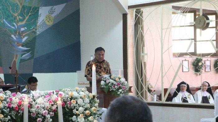 Gubernur Sulawesi Utara Olly Dondokambey saat hadir di Biara Karmel OCD Santa Theresia dari Kanak-kanak Yesus di Jalan Opo Worang, Kelurahan Kakaskasen Tiga, Kecamatan Tomohon Utara, Kota Tomohon, Sulawesi Utara, Sabtu (4/5/2024).
