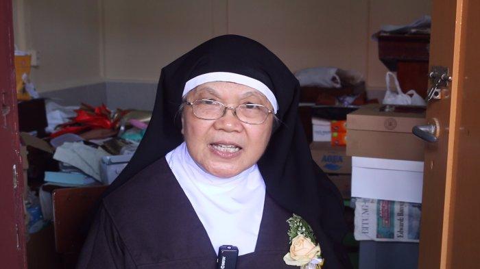Suster di Biara Karmel OCD Santa Theresia dari Kanak-kanak Yesus di Jalan Opo Worang, Kelurahan Kakaskasen Tiga, Kecamatan Tomohon Utara, Kota Tomohon, Sulawesi Utara, Sabtu (4/5/2024).