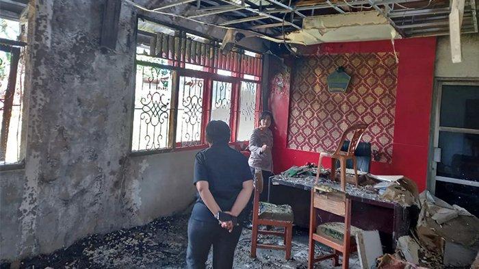 Suasana di Kantor Camat Kalawat Minahasa Utara setelah terbakar, Rabu 13 September 2023.