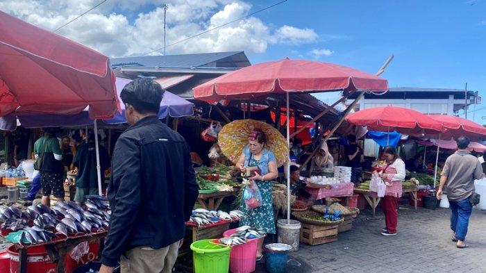 Suasana di Pasar Karombasan Manado Sulawesi Utara, Senin (27/11/2023). (Foto: tribunmanado.co.id/Wendia Putra Paputungan).