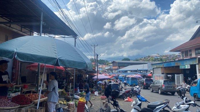 Suasana di Pasar Karombasan Manado Sulawesi Utara, Senin (27/11/2023). (Foto: tribunmanado.co.id/Wendia Putra Paputungan).