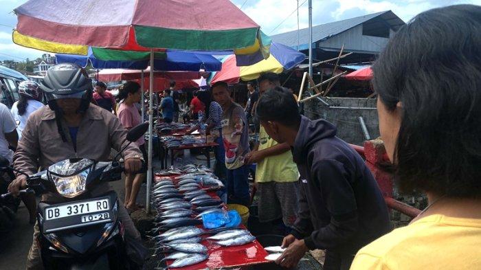 Suasana di Pasar Karombasan Manado Sulawesi Utara, Senin (27/11/2023). (Foto: tribunmanado.co.id/Wendia Putra Paputungan).