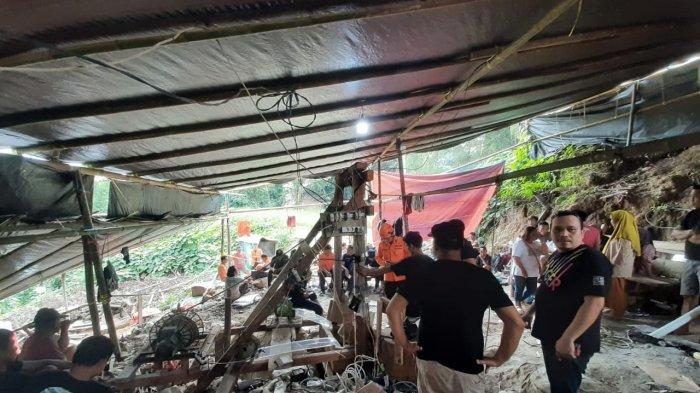 Suasana di pertambangan emas Tatelu, Minahasa Utara, Sulawesi Utara, pada Minggu 8 Desember 2024 setelah insiden kecelakaan kerja yang menimpa tiga penambang.