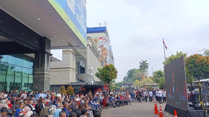 PILKADA BOLMONG: Suasana nobar sidang putusan PHP di depan kantor Mahkamah Konstitusi (MK), Jakarta, Selasa (4/2/2025). MK menolak gugatan PHP Pilkada Bolmong yang diajukan paslon Yusron Mamonto-Refly Ombuh.