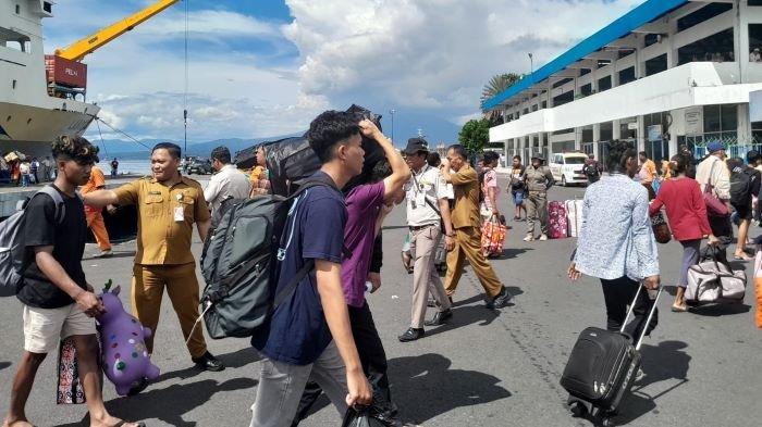 Penumpang. Suasana penumpang yang turun dari KM Labobar di Pelabuhan Samudera Bitung Senin 11 Desember 2023 menurunkan 2 ribu lebih penumpang dari wilayah Indonesia bagian Timur.