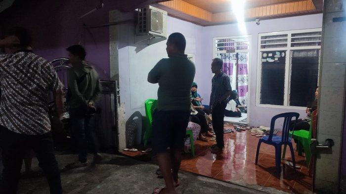 Suasana rumah duka Almarhum Brigadir Ridhal Ali Tomi di Minahasa, Sulawesi Utara, Jumat (26/4/2024). Almarhum ditemukan tewas dengan luka tembak di bagian kepala. Lokasi penemuan jasad korban yakni di Jakarta Selatan.
