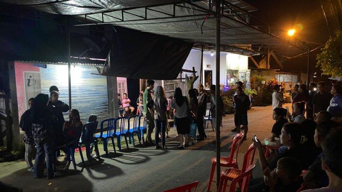 Suasana rumah duka di depan SD GMIM 22 Manado, Jalan Yos Sudarso VII, Paal Dua, Kecamatan Tikala, Manado, Sulawesi Utara.
